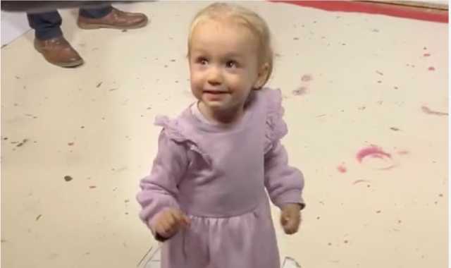 Preslatka kćerkica Đule Drini izmamila osmijeh prisutnih na snimanju emisije Zvezde Granda (VIDEO)