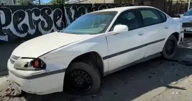 Ovaj grad je “zatrpan” napuštenim automobilima, ima ih skoro 14.000