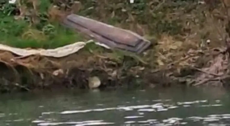 Uznemirujući prizor u BiH: Mrtvački sanduk na obali rijeke