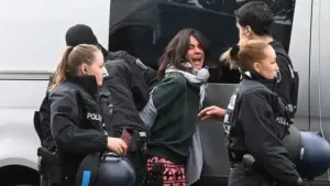 Policija nasilno uklonila kamp propalestinskih demonstranata kod zgrade parlamenta