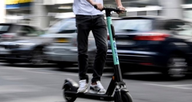 Mladić na električnom romobilu udario djevojčicu na pješačkom prelazu, sa teškim ozljedama prevezena u bolnicu