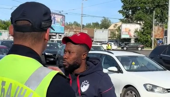 Fudbaler kasnio na utakmicu a policajac ga nije prepoznao: “Brate i play now”