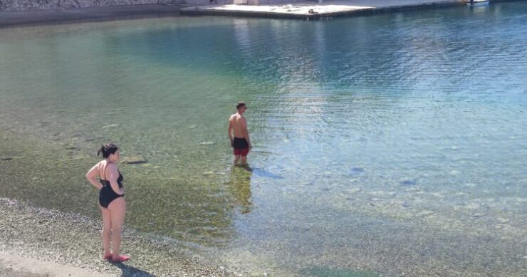 Šta može hladno more bh. kupačima? Prvi već stigli u Neum i zaplivali, normalno…