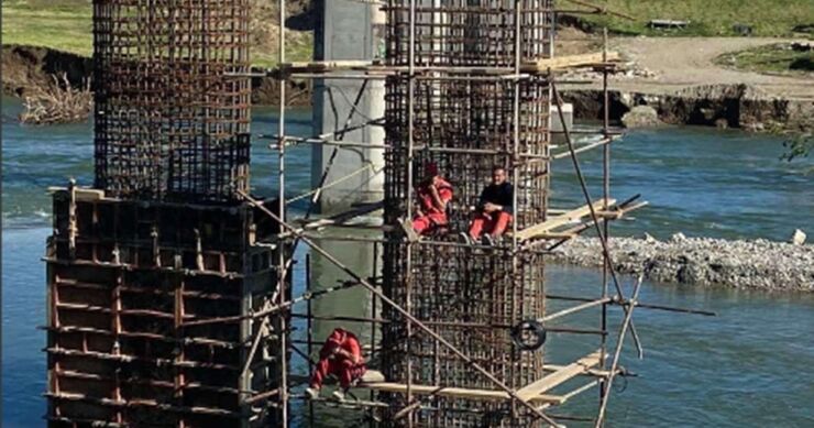 GRADILI MOST PA OSTALI NA SKELI: Vatrogasci spasili radnike