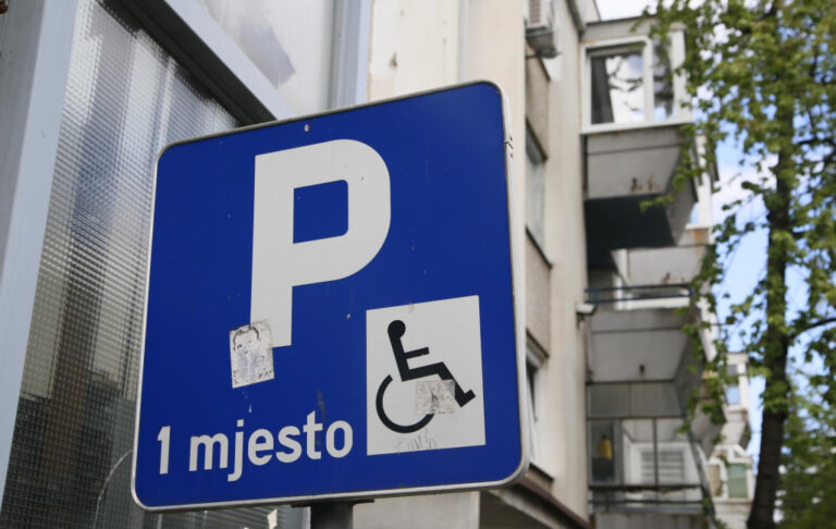“Samo pet minuta” – Parking za invalide koristi ko stigne, povećane kazne nisu opametile naš narod