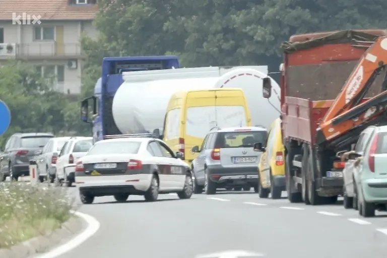 Vozač kamiona pokušao pobjeći nakon saobraćajne nesreće kod Gračanice, policija ga sustigla