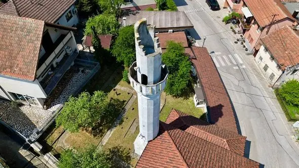 Ovo je jedna od rijetkih džamija bez vrha munare, ciljano nije obnovljen