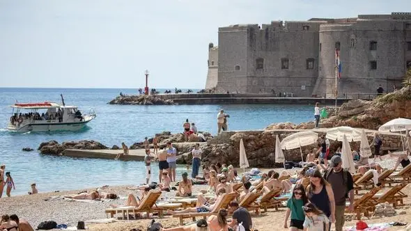 Kao da je počelo ljeto: Plaže u Dubrovniku krcate