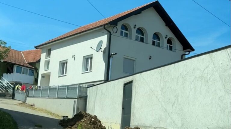 Pogledajte zidine oko kuće Dalile Dragojević, učesnice rijalitija, u rodnom Šepku