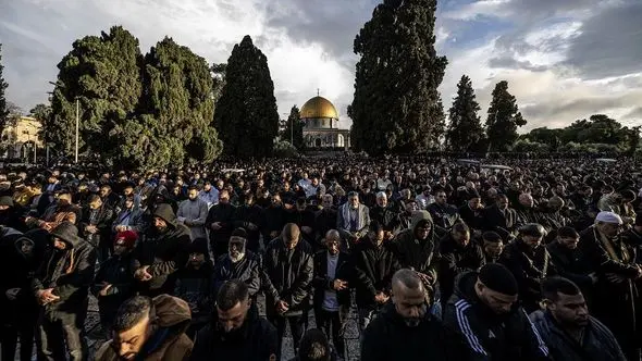 Uprkos izraelskim restrikcijama: Bajram-namaz u Al-Aksi klanjalo više od 60.000 vjernika
