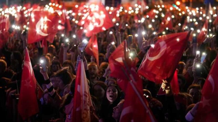 Slavlje na ulicama Istanbula: Građani uz popularni folk hit slavili poraz Erdoanove stranke
