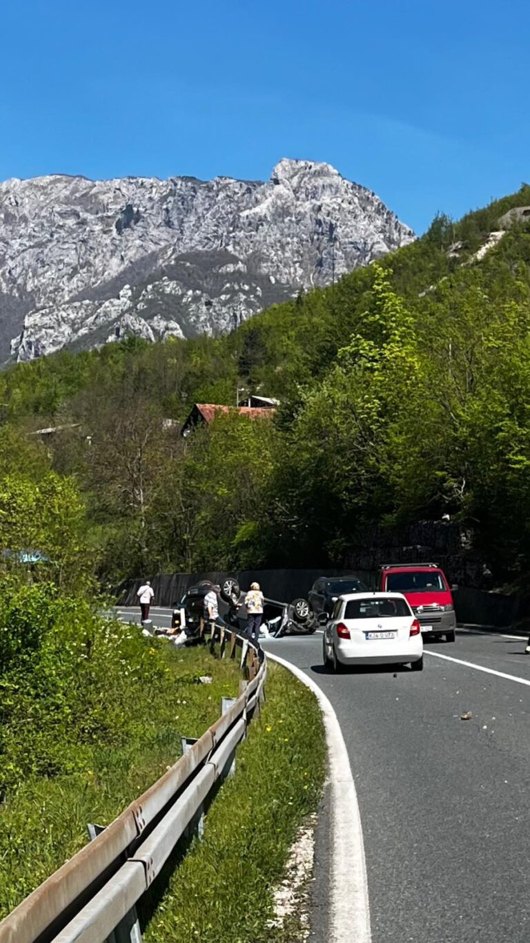 DRAMATIČNE SCENE NA M-17: Vozilo na krovu, vatrogasci i hitna na terenu! (FOTO)