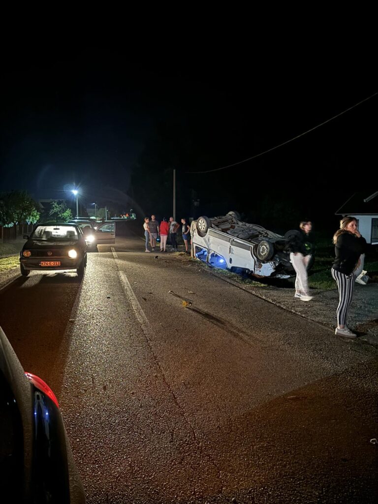 STRAVIČNA NESREĆA: Od udara auto završilo na krovu!