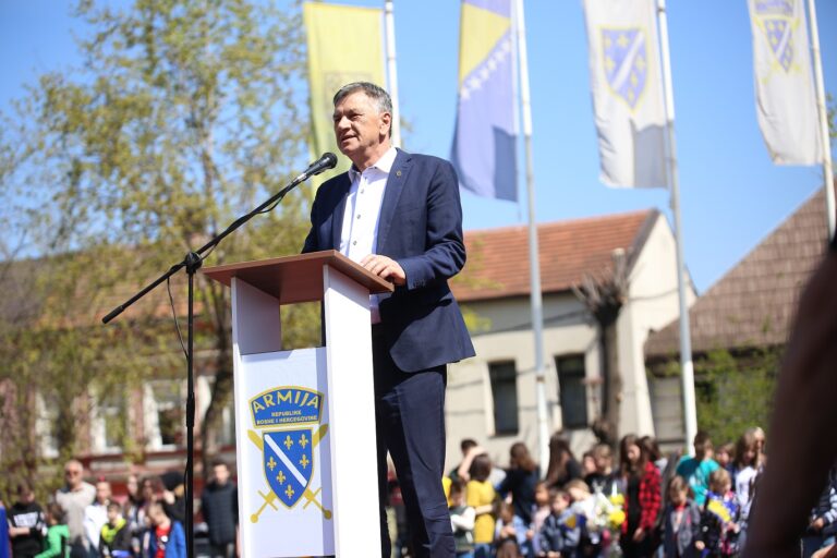 Gradonačelnik Fuad Kasumović čestitao Dan Armije RBiH