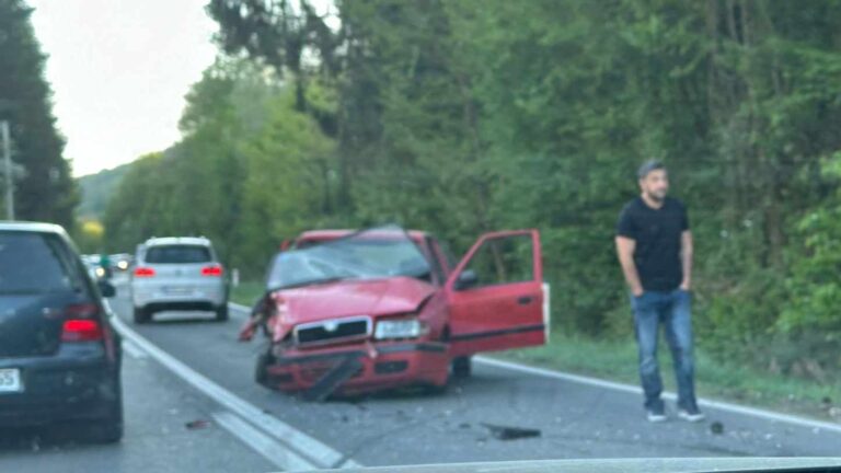 NOVA TEŠKA NESREĆA U BIH: Sudar dva vozila, automobili potpuno uništeni