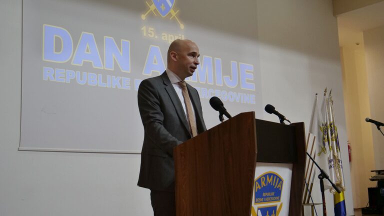 Dan Armije RBiH obilježen defileom, odavanjem počasti i svečanom akademijom