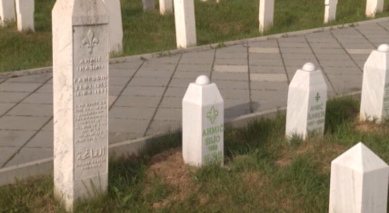 Tri mala mezara najsnažniji su dokaz težine zločina u Ahmićima: “48 sati pepela i krvi”