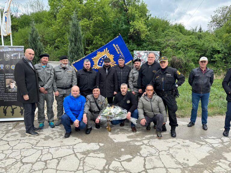 Isak polaganjem cvijeća i učenjem Fatihe odao počast brigadnom generalu ARBiH Safetu Hadžiću i njegovim saborcima
