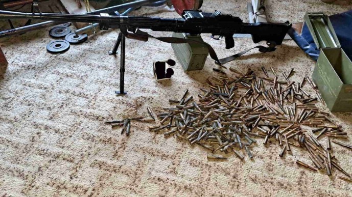 Pretresi u Tesliću i Derventi: Nađen puškomitraljez i veća količina oružja, na ispitivanju osam osoba