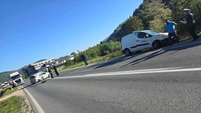 Težak udes na M-17: Automobil nasred ulice, otpao mu točak, obustavljen saobraćaj