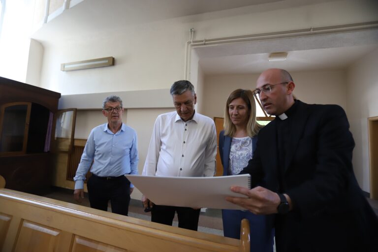 Gradonačelnik Kasumović posjetio župu sv. Josipa na Mokušnicama: Zadovoljan sam obnovom crkvenog enterijera
