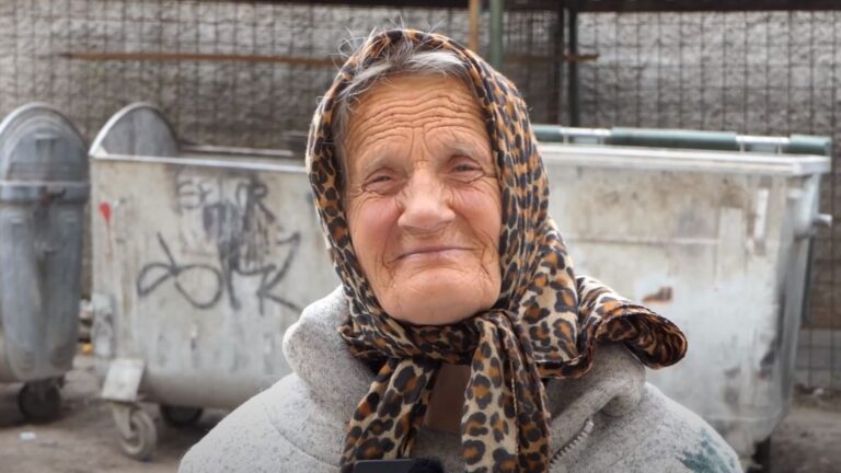 Nana Hasema je nakon mnogo godina na ulici dobila kuću: “Dnevno zaradim marku-dvije, da preživim”