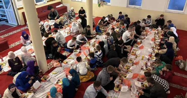 Lijepa priča: Organizovan iftar za stotinu djece iz Srebrenice