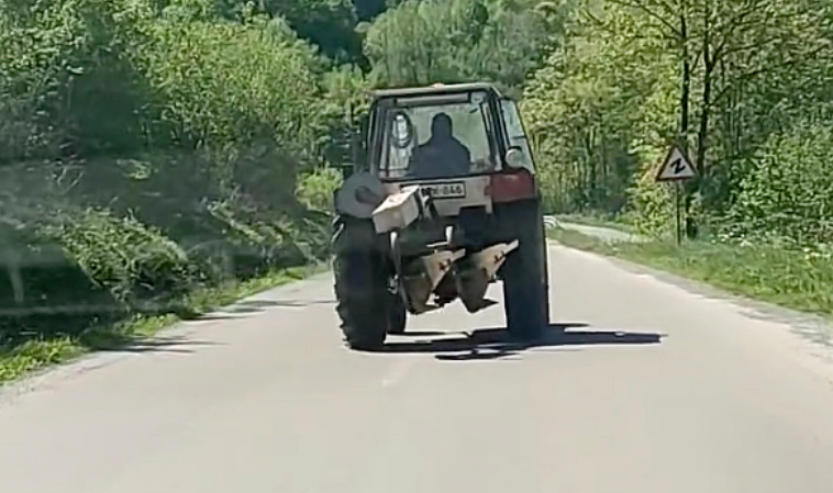 Uznemirujući snimak iz BiH: Pijani traktorista krivuda cestom, jedva izbjegnuta tragedija (VIDEO)