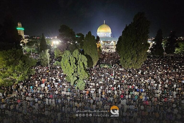 OVO JE SLIKA KOJA PRKOSI SVIJETU: Pored teško naoružanih Izraelaca 200 hiljada vjernika u Al Aqsi!