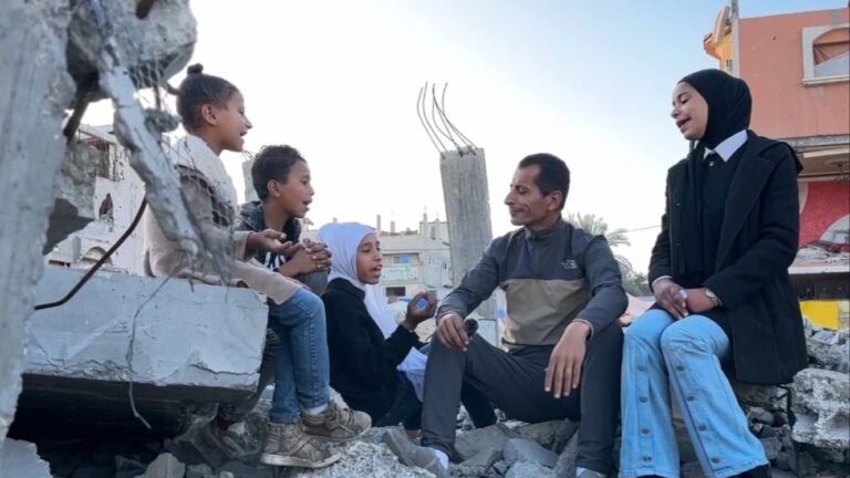 Otac pjesmom među ruševinama pokušava djecu barem nakratko udaljiti od surove stvarnosti