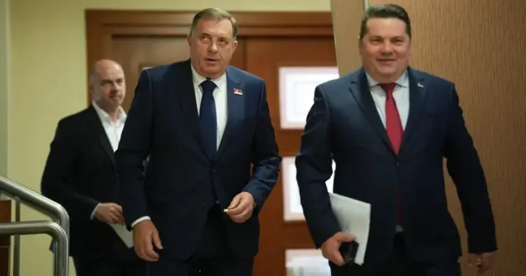 U RS-u plate po modelu “keš u ruke”. Prvi su u redu Dodik, Višković, Stevandić…