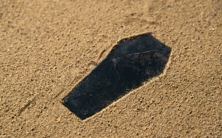 Bizarni običaji: Neki ljudi počeli u sanduke pokojnika da ostavljaju mobitele i lijekove