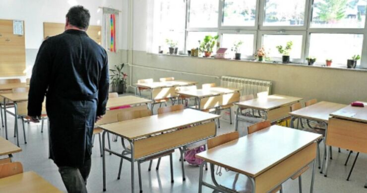 DRAMA U BIH: Učenik se popeo na krov i gađao školu limovima, policija ga uhapsila