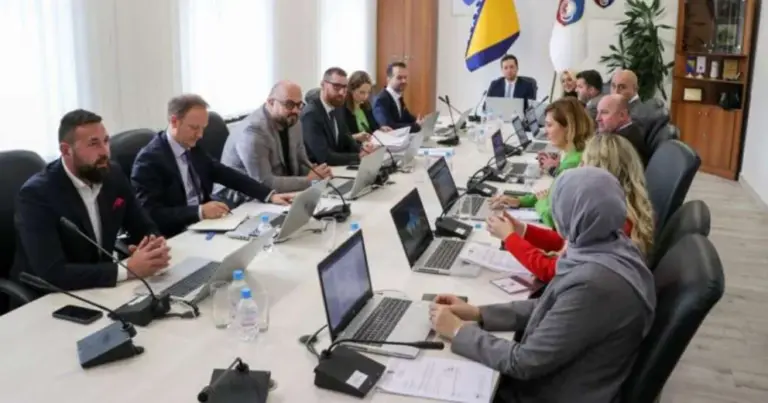 Žele povećati plaće u organima vlasti, a najviše pojedinim direktorima