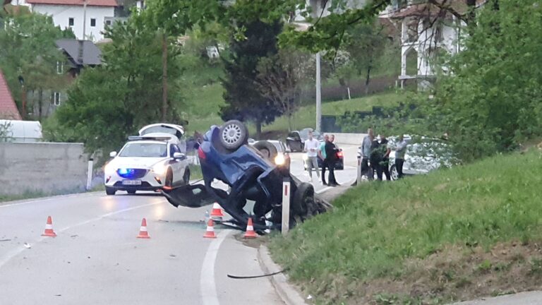 Žestok sudar kod Zavidovića, automobil završio na krovu, vozač navodno bio pijan