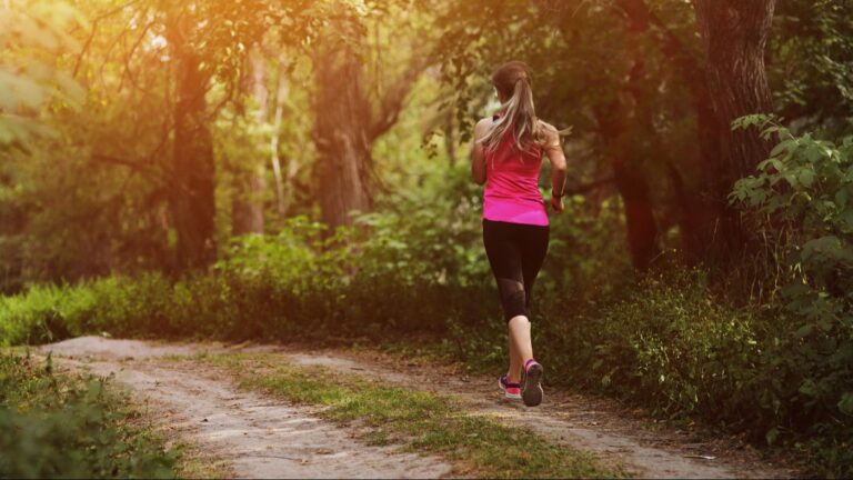 30 minuta trčanja ili 10.000 koraka: Studija otkriva što je bolje za mršavljenje