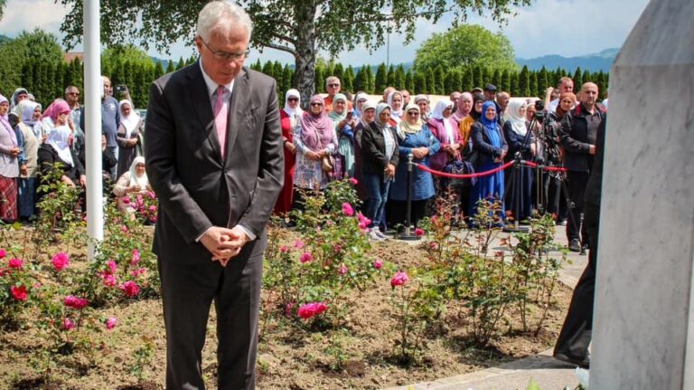 Ambasador Marfi u Bratuncu: Odajemo počast bošnjačkim civilima, uglavnom ženama i djeci, koje su ubili pripadnici Vojske Republike Srpske 1992. godine