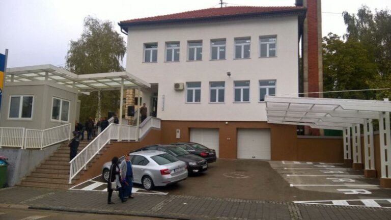 Divljao ispred policijske stanice: Čekićem razbio staklo na službenom vozilu, povrijedio četiri policajca