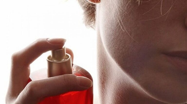 Parfem neće ispariti: Pomoću ovih trikova mirisat ćete cijeli dan