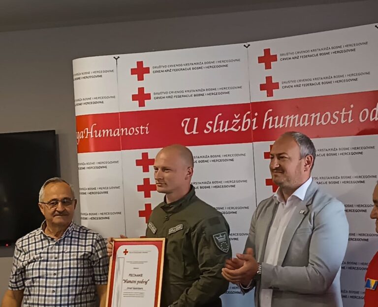 Crveni križ uručio priznanje hrabrom policijskom službeniku Arnelu Kelešturi
