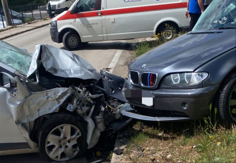 Težak sudar u BiH: Vozači hitno prevezeni u bolnicu