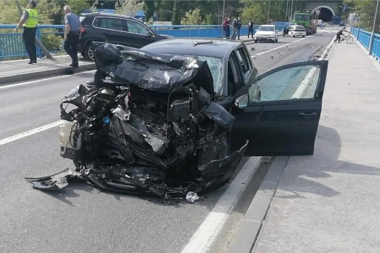 FILMSKA POTJERA U BIH: Ukrao auto u kojem se nalazila žena, ona iskočila, lopov se zabio u drugo vozilo