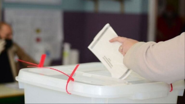 Izborni proces ili farsa: Više birača nego građana, glasovi će se i dalje brojati ručno