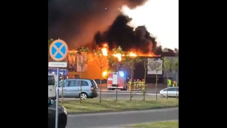 Izgorio tržni centar s 1.400 prodajnih objekata