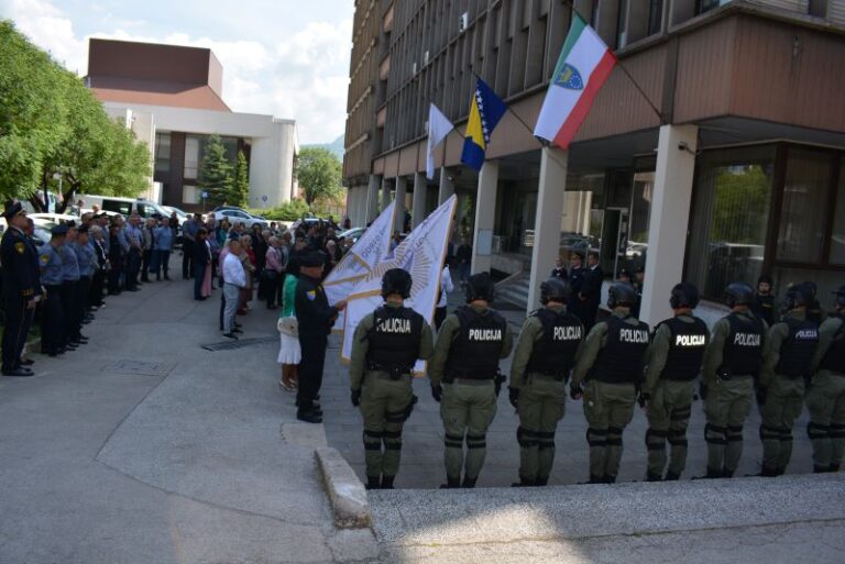 U povodu obilježavanja 15. maja, Dana policije ZDK na spomen obilježju položeno cvijeće