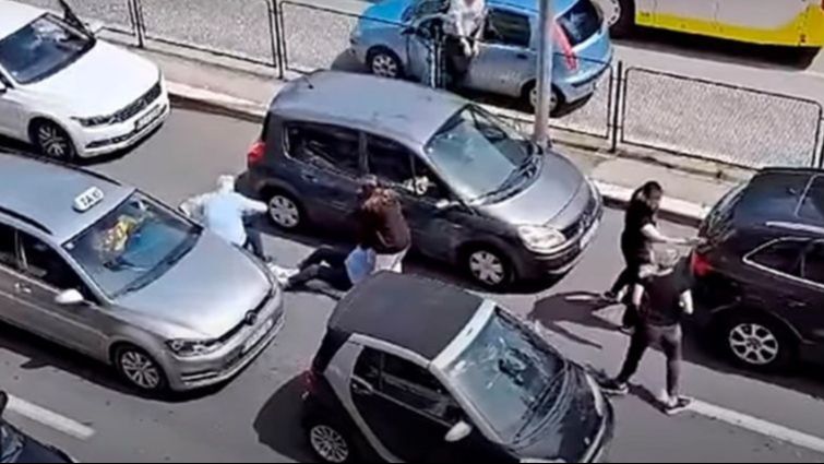 Samo na Balkanu: Tučnjava u saobraćaju, “Uđi u auto! Polomit ću ga, majke mi mile!” (VIDEO)