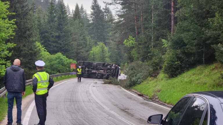 Teška nesreća kod Olova: Prevrnulo se teretno vozilo, ima povrijeđenih, saobraćaj potpuno obustavljen