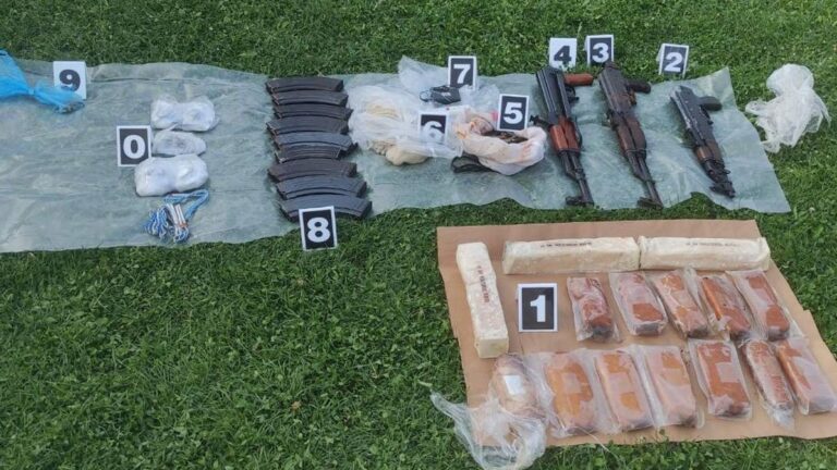 Oduzet arsenal oružja, detonatori i droga: Muškarac iz Bijeljine završio iza rešetaka