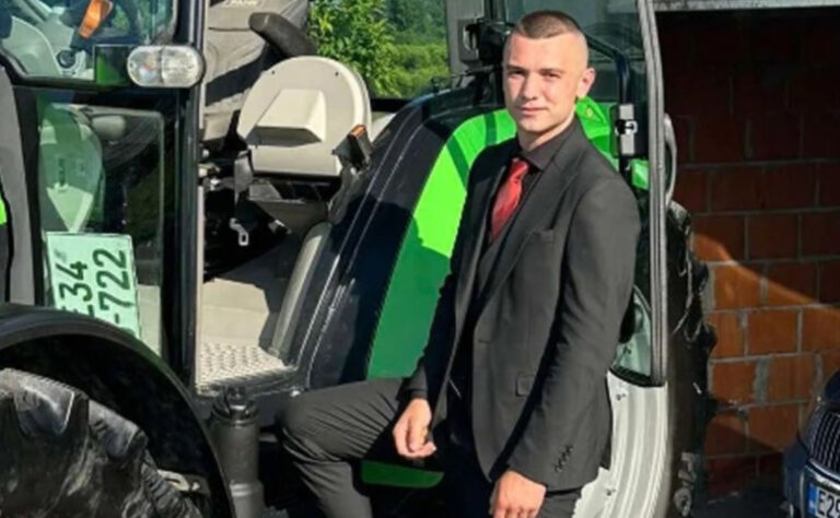 Svi su oduševljeni jer je Muris došao traktorom na maturu: “Većina ih dolazi u skupocjenim vozilima”