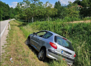 Saobraćajna nesreća kod Žepča, automobil sletio sa ceste